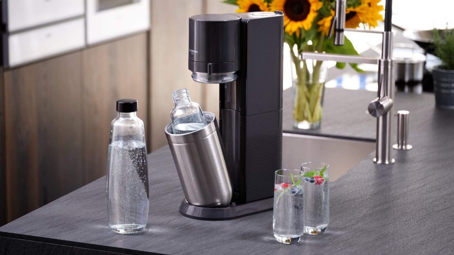 SodaStream Duo Sparkling Water Maker with 4 x 1L Bottles & 60L CO2 Cylinder