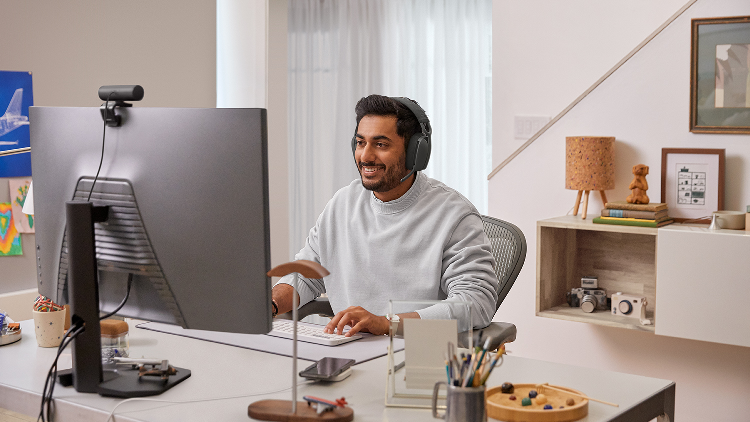 Logitech Zone Vibe 100 Wireless Over-Ear Headset - Graphite