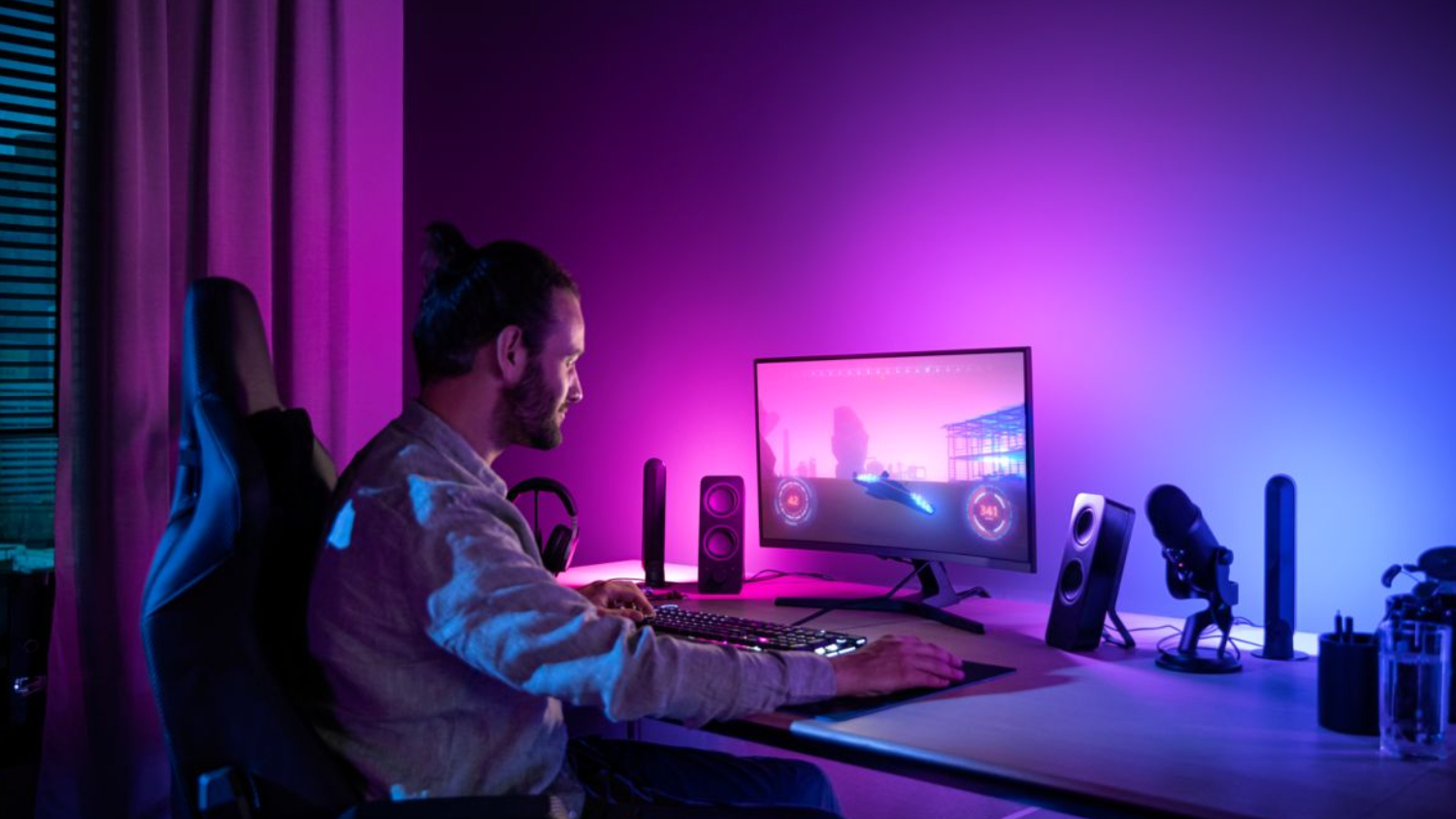 Philips Hue Play Gradient Lightstrip for 32" to 34" Monitor - 1 Pack
