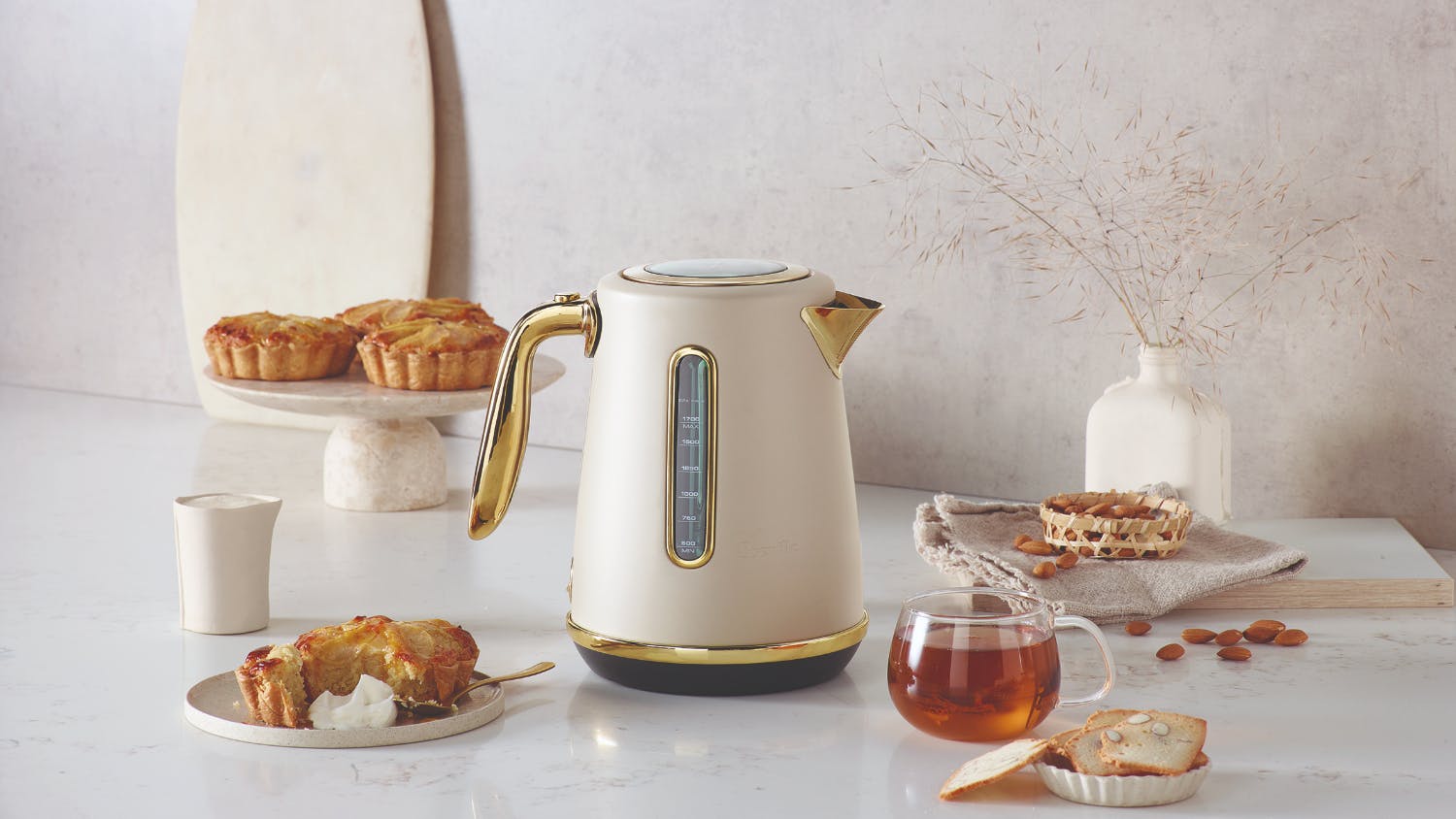 Breville the Soft Top Luxe Brass Trim 1.7L Kettle - Almond Nougat
