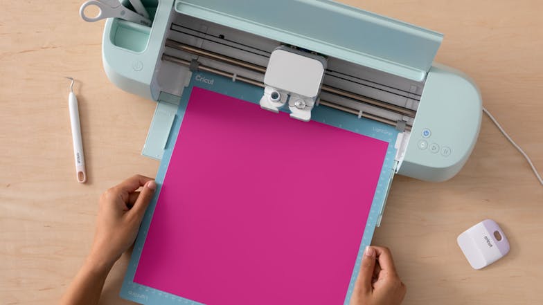 Cricut Heat-Activated Colour Changing Permanent Vinyl 12" x 24" - Magenta to Light Pink (1 Roll)