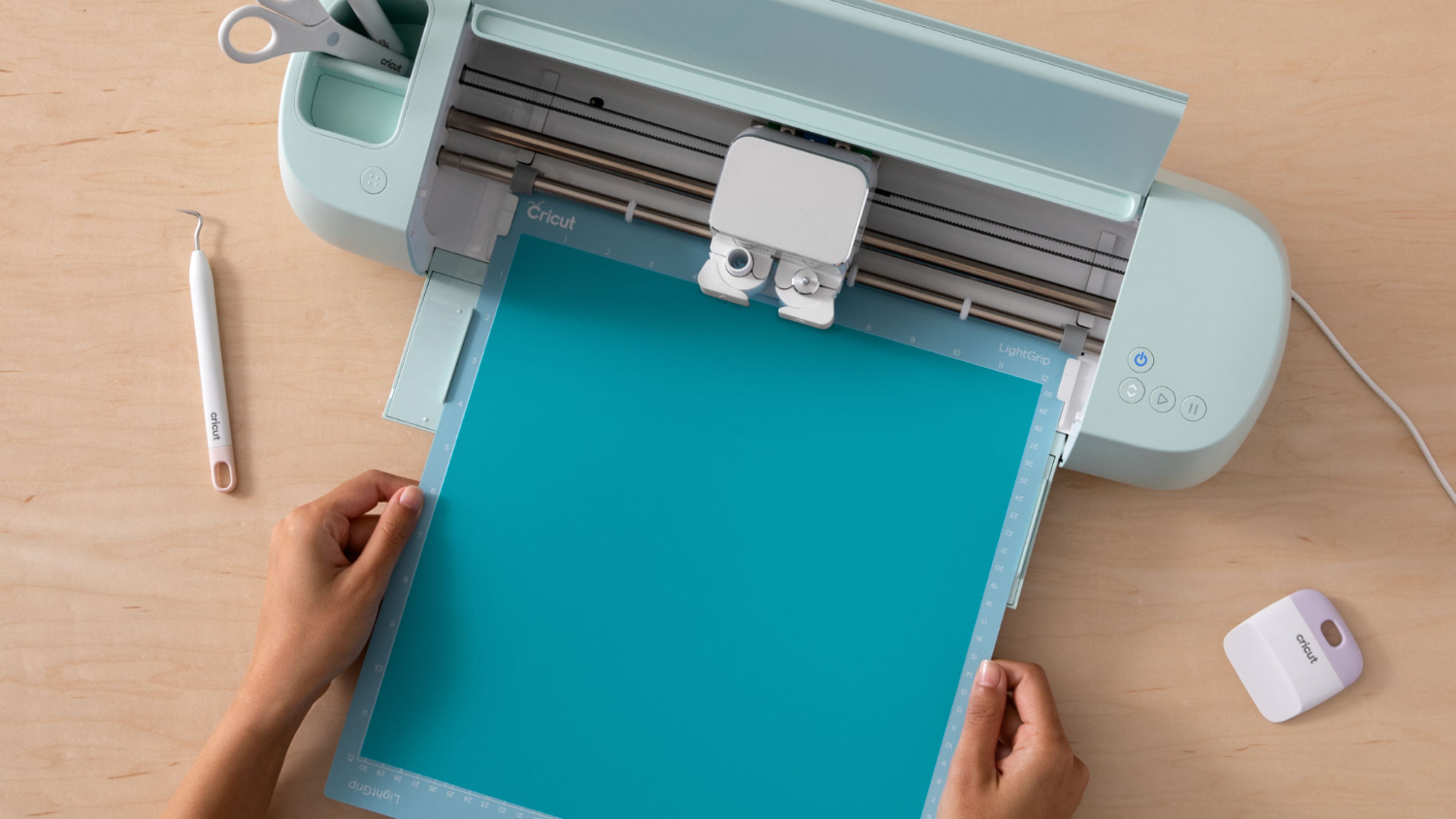 Cricut Heat-Activated Colour Changing Permanent Vinyl 12" x 24" - Turquoise to Light Blue (1 Roll)
