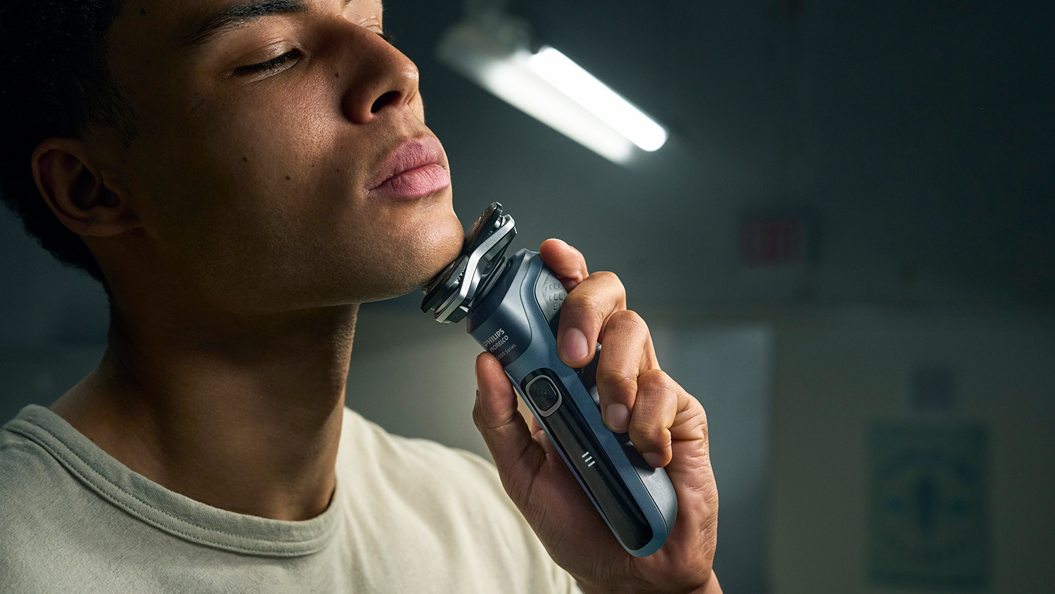 Philips Series 5000 Wet & Dry Cordless Shaver with SkinIQ - Carbon Grey (S5880/20)