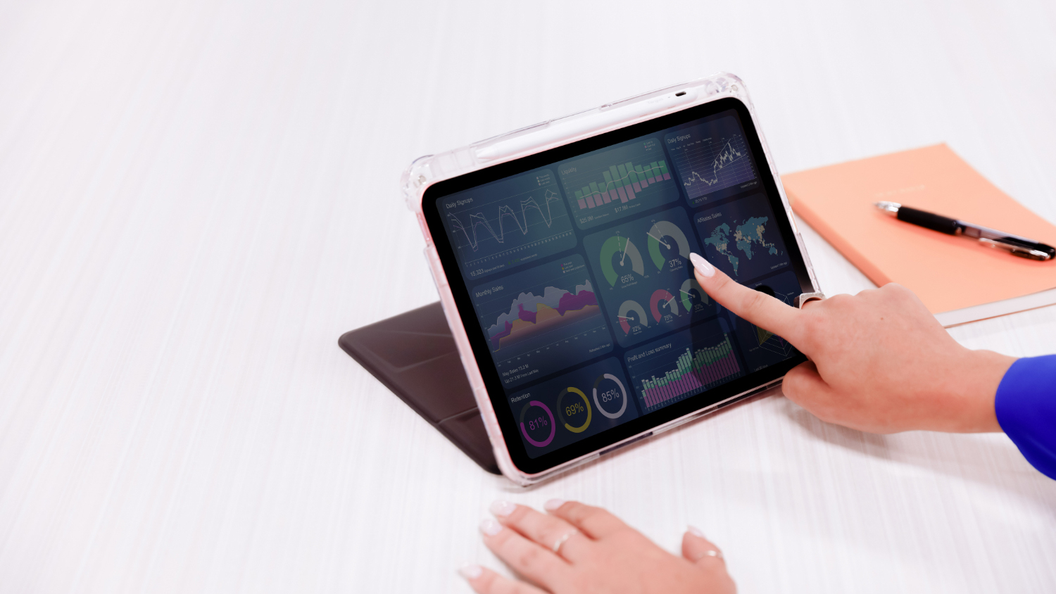 Targus Pro-Tek Folio Case for iPad 10.9" (10th Gen) - Clear/Black