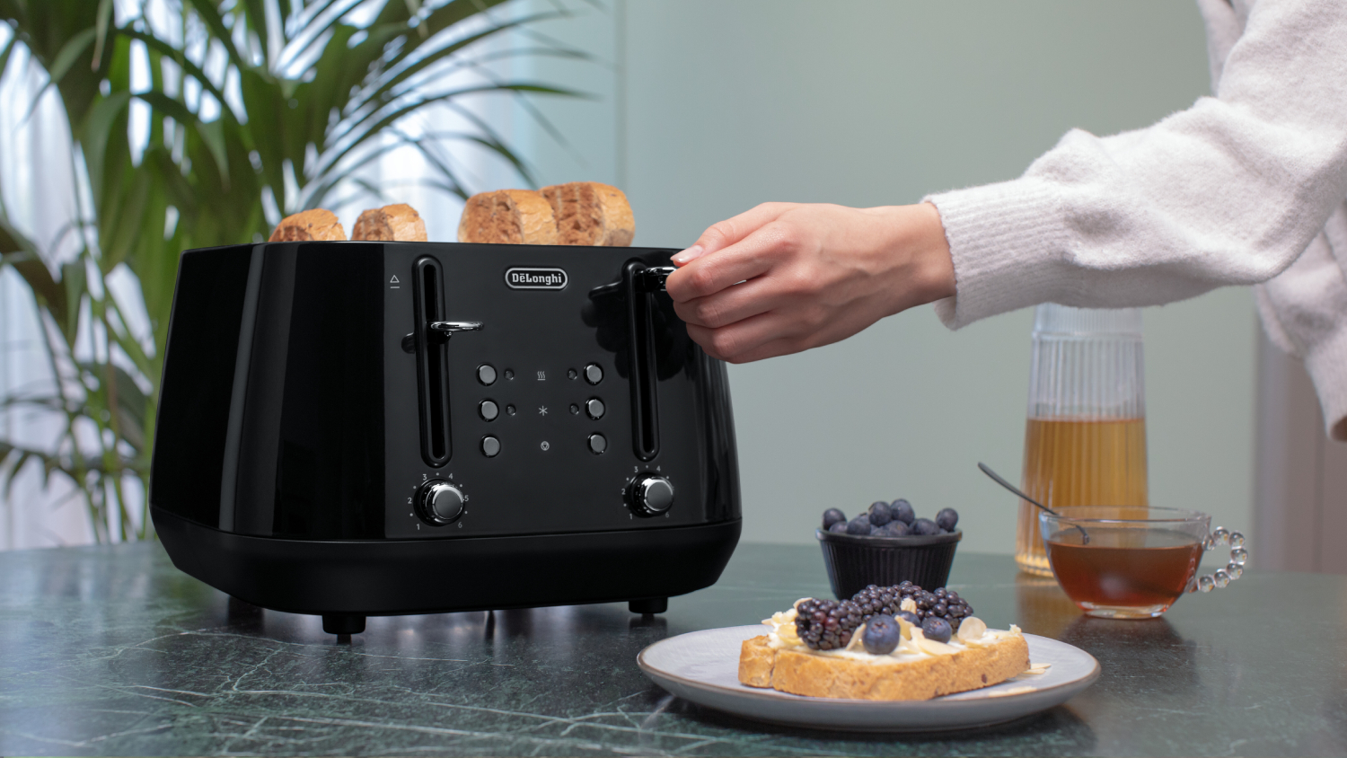 De'Longhi Eclettica 4 Slice Toaster - Bold Black (CTY4003.BK)