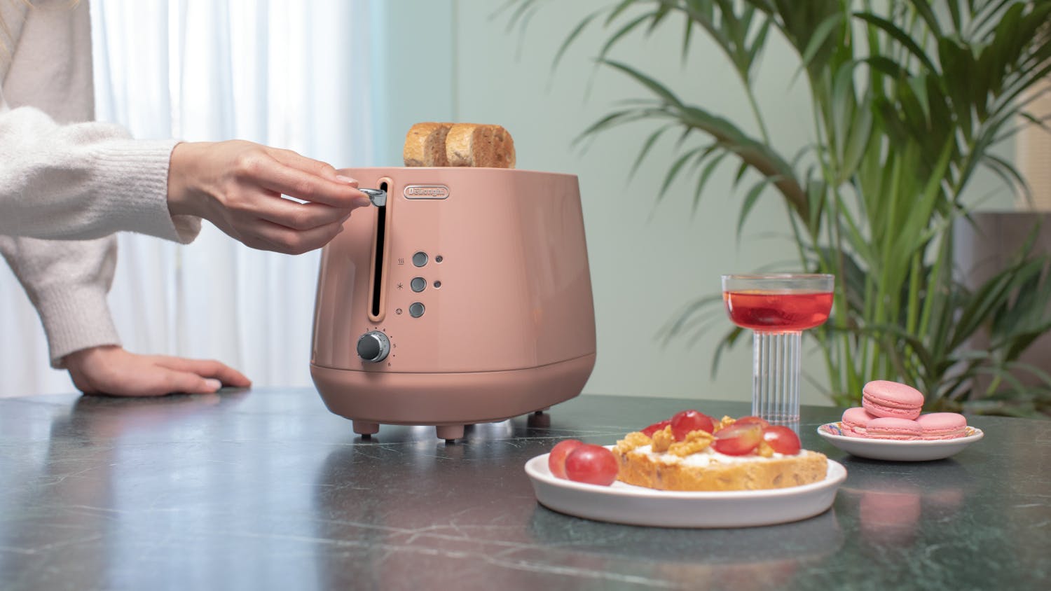DeLonghi Eclettica 2 Slice Toaster - Playful Pink (CTY2003.PK)
