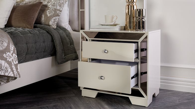 Juliette Queen 5 Piece Dresser and Mirror Bedroom Suite