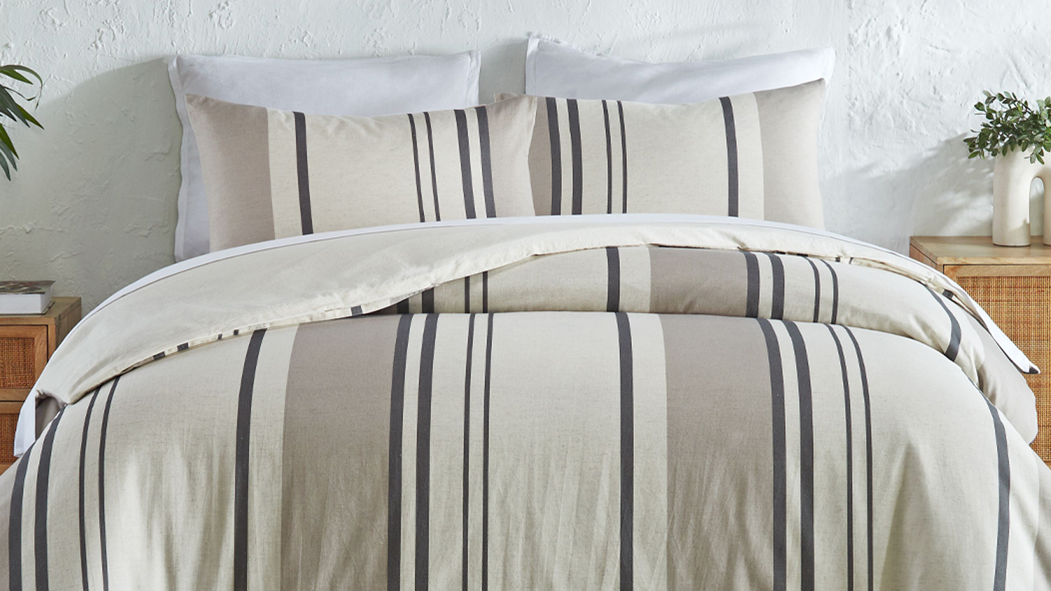 Queenscliff Linen Duvet Cover Set by L'Avenue