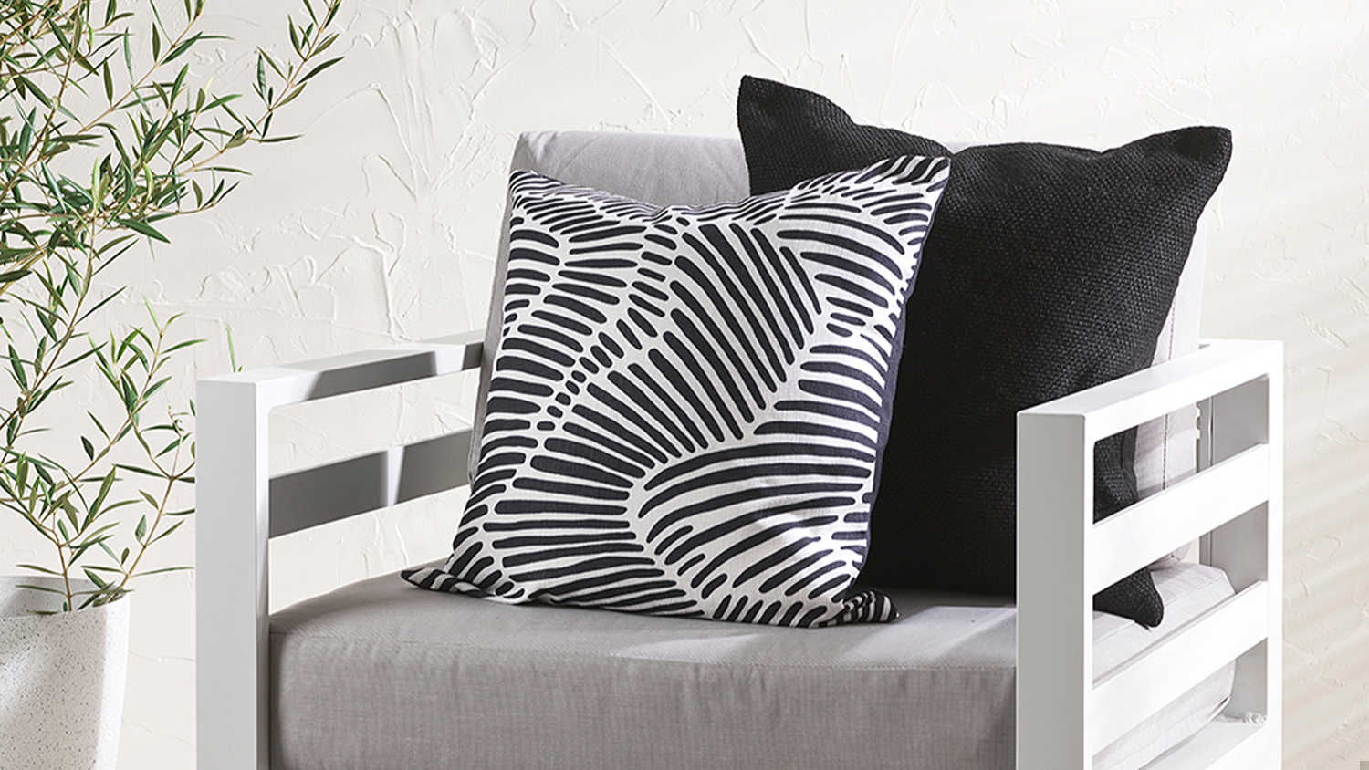 Contours Outdoor Cushion - Black