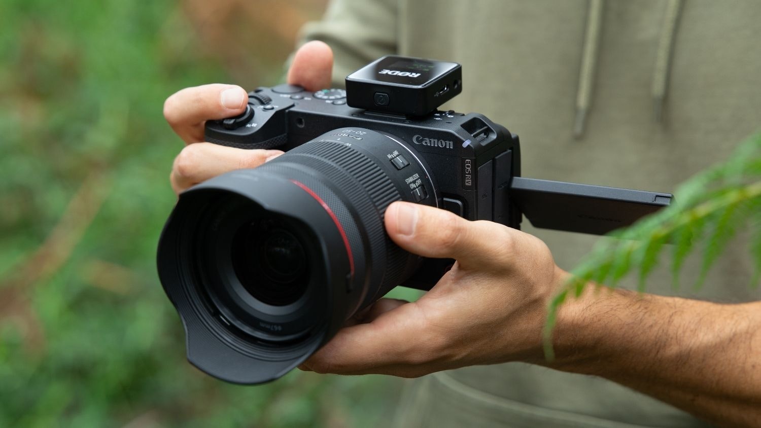 Canon EOS R6 V Mirrorless Camera with RODE Wireless GO (Gen 3) Compact Microphone System - Black